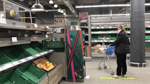 英国伦敦再现抢购潮 部分超市开始限购